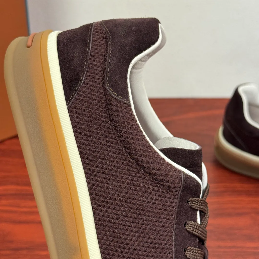Batch 740 Loro Piana Tennis Walk men's moral training sneakers! These new textured leather tennis shoes feature an ultra-low-top design for year-round wear and are water-resistant. The wrapped sole creates an effortlessly attractive color combination that harmoniously blends functionality with understated style. The ideal footwear option for urban dressing. The heel is decorated with a soft calfskin tongue with Kummel color inserts and an embossed LP logo. Cotton shoelaces. Material: Upper: Gray woven stitching with cowhide accents! Sole: Rubber lining: Cow leather original rubber sole, excellent foot comfort, complete package! Size: 39-40-41-42-43-44 leather shoe size (can be customized to 38.4546) Item number: FAM1316 coffee color